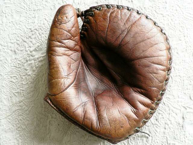 Spalding Base Mitt Front